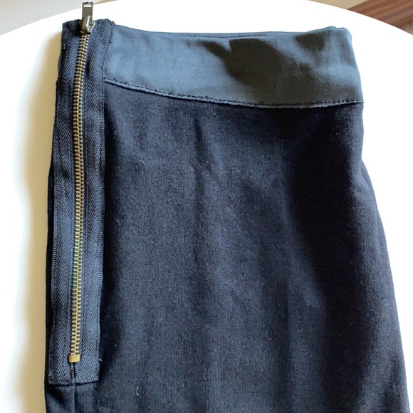 VERO MODA stretchable fabric pencil black skirt. Grey piping at waist. - Picture 4 of 9